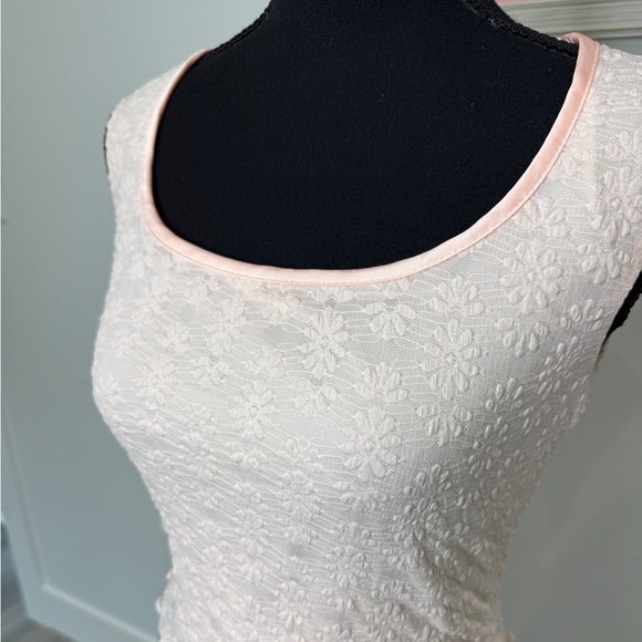 Atelier by Kirious Light Pink Crop Floral Lace Stretchy Top (S) - Picture 3 of 6